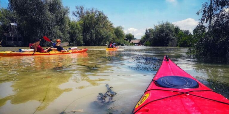 Paddling through narrow dynamic river turns